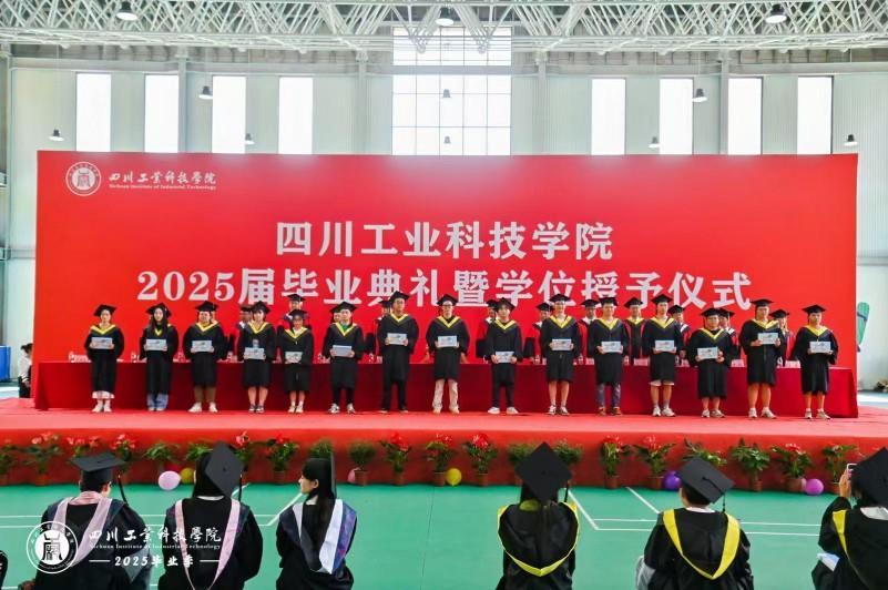 四川工业科技学院暖心送别毕业生开元棋牌定制国潮冰箱贴……(图2)