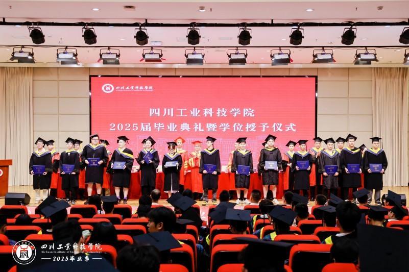 四川工业科技学院暖心送别毕业生开元棋牌定制国潮冰箱贴……(图6)